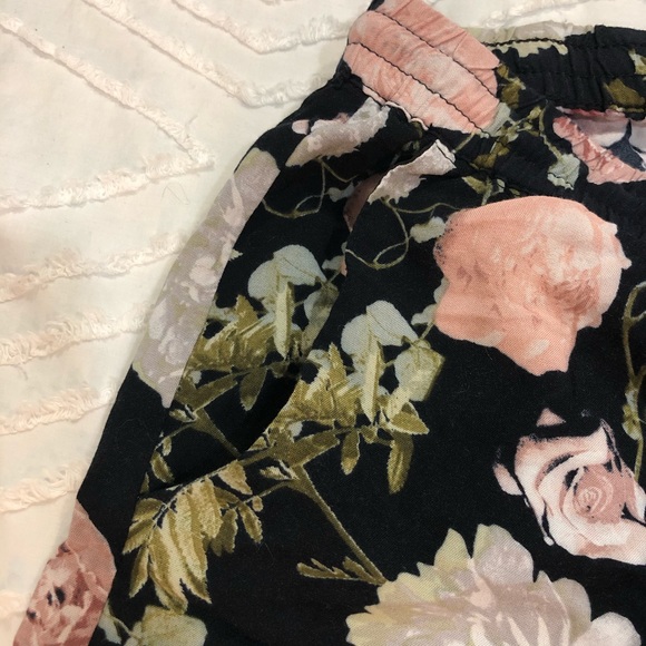 VERA MODA FLORAL SHORTS - Picture 3 of 3